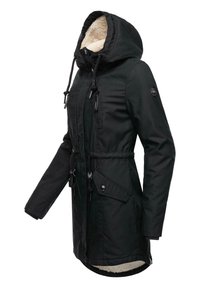 Zwarte hoodie met een nep bontvoering, trekkoord in de taille, twee voorzakken en een gladde buitenkant. Bevat een logo op de mouw.
