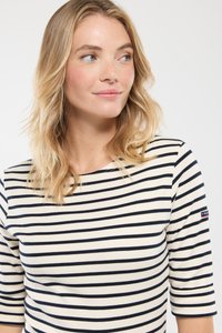 Biała i granatowa koszula w paski z rękawami 3/4, z okrągłym dekoltem i małą naszywką z logo na lewym rękawie.