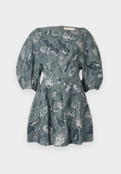 Bloemige jurk van teal stof met pofmouwen en een getailleerde taille. Heeft een rits aan de achterkant en een patroon van bloemen en bladeren in gedempte tinten.