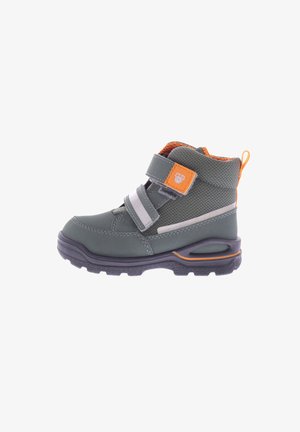 Groene kinderankleboots met klittenbandsluitingen, een gestructureerde bovenkant, oranje accenten en een rubberen zool met een profielpatroon voor grip.