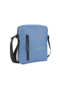 Borsa a tracolla sintetica blu con tasca con zip nera, tracolla regolabile e branding sottile. Texture liscia e forma rettangolare.