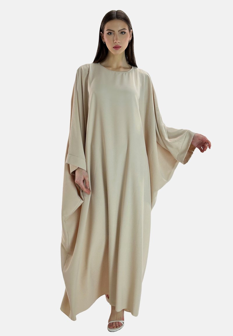 Abito lungo beige con maniche ampie, realizzato in un tessuto morbido e fluido. Design semplice con scollatura rotonda e senza decorazioni.