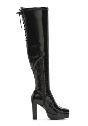 Schwarzer Stiefel aus Lackleder, kniehoch, mit hohem Blockabsatz, seitlichem Reißverschluss, Plateau-Sohle und Schnürdetail am oberen Rücken.