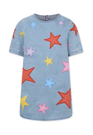 Dżinsowa sukienka z krótkim rękawem o niebieskim tle, z wielokolorowymi haftowanymi gwiazdami w kolorze różowym, żółtym, czerwonym i fioletowym. Okrągły dekolt.
