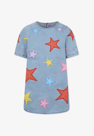 Dżinsowa sukienka z krótkim rękawem o niebieskim tle, z wielokolorowymi haftowanymi gwiazdami w kolorze różowym, żółtym, czerwonym i fioletowym. Okrągły dekolt.