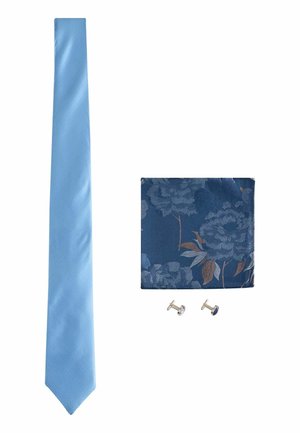 Hellblaue Krawatte, dunkelblaues florales Einstecktuch und silberne Manschettenknöpfe mit blauen Akzenten auf weißem Hintergrund.