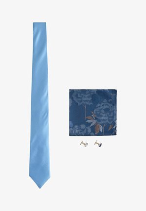 Hellblaue Krawatte, dunkelblaues florales Einstecktuch und silberne Manschettenknöpfe mit blauen Akzenten auf weißem Hintergrund.