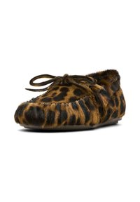 Pantofole in pelliccia sintetica con stampa leopardata, punta arrotondata, motivi a contrasto in marrone chiaro e nero, e dettagli in pizzo marrone sulla parte superiore. Suola piatta.