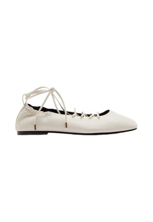 Witte platte balletschoen met veterstrikjes rond de enkel en een afgeronde neus, afgebeeld op een effen witte achtergrond.