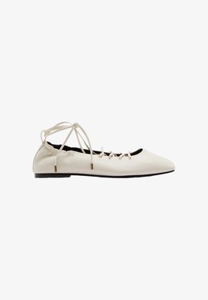 Weißer flacher Ballettschuh mit Schnürbändern um den Knöchel und abgerundeter Zehenpartie, dargestellt auf einem schlichten weißen Hintergrund.