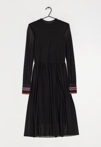 Svart klänning med långa genomskinliga ärmar, texturerad tyg, rynkad midja och färgglada randiga detaljer på ärmsluten. Hänger från en krok.