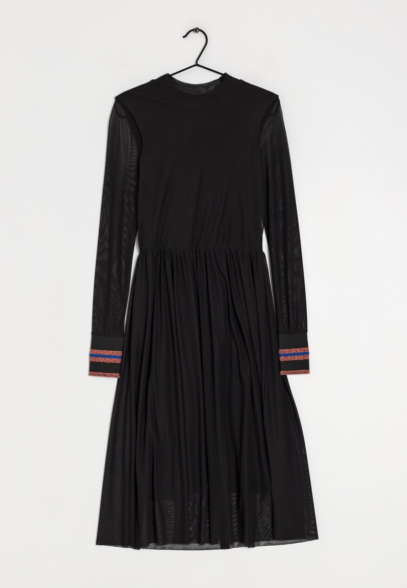 Svart klänning med långa genomskinliga ärmar, texturerad tyg, rynkad midja och färgglada randiga detaljer på ärmsluten. Hänger från en krok.