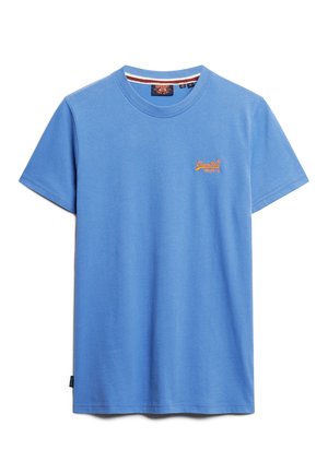 Camiseta de algodón azul con mangas cortas, cuello redondo y pequeño logo naranja en el pecho. Textura suave y diseño casual.