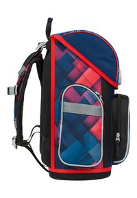 Zaino con un motivo geometrico in blu e rosa, con bordi rossi, tasche laterali e spallacci regolabili. Realizzato in tessuto resistente.