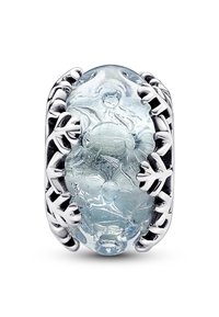 Priesvitná sklenená perla s detailnými kvetinovými rytinami, uzavretá v strieborných listových motívoch, s jemne modrou farbou a hladkým povrchom.