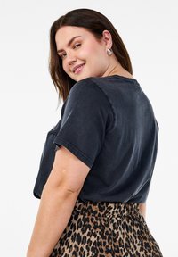 Zizzi GEWASCHENES MIT PAILLETTENBLÜTEN - Marškinėliai su spaudiniu - grey washed flower