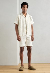 Lindbergh - TEXTURED SET - Shortsit - pearl white Pienoiskuva 1