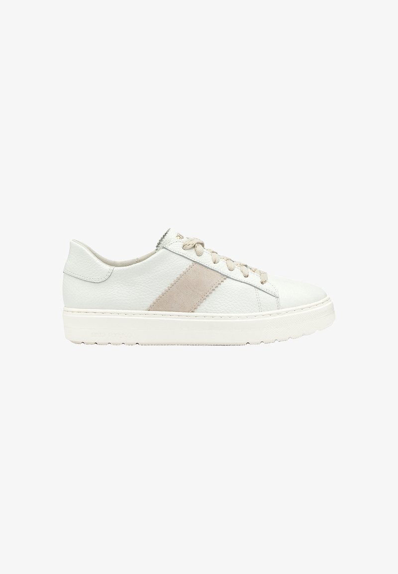 Witte lage leren sneaker met beige suède zijstreep, beige veters en een dikke witte zool.