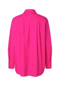 Langärmeliges Hemd in leuchtendem Pink mit klassischem Kragen, plissiertem Rückendetail und geknöpften Manschetten, gefertigt aus glattem Stoff.