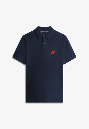 Marineblaue Poloshirt mit kurzen Ärmeln, Kragen, zwei Knöpfen, roten eingestickten Initialen auf der Brust und kleinem Flaggenlogo am Ärmel.