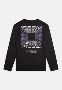 Felpa nera con un design grafico che presenta motivi in viola e bianco sul retro, inclusi elementi testuali "MESSi" e "TRAINING SYSTEM".