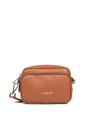 Sac bandoulière en cuir marron texturé avec deux compartiments zippés, quincaillerie en argent et logo en relief à l'avant. Sangle réglable.