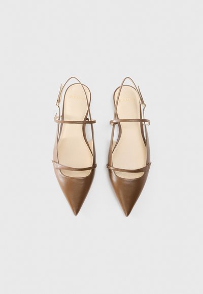 Ruskeat nahkaiset slingback-kengät, joissa on teräväkärkiset varpaat ja kaksi koristeellista hihnaa. Kenkien pinta on sileä ja sisäpohjassa on kevyt pehmustus.