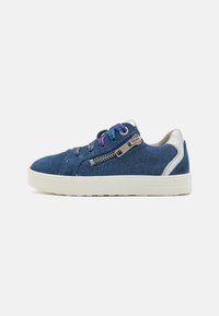Baskets en denim avec une tige bleue, des accents argentés et des lacets violets/bleus. Équipées d'une fermeture éclair sur le côté et d'une semelle en caoutchouc blanche.