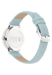 Rvs horloge met een lichtblauwe leren band, voorzien van een gesp-sluiting en subtiele textuurdetails op de band.