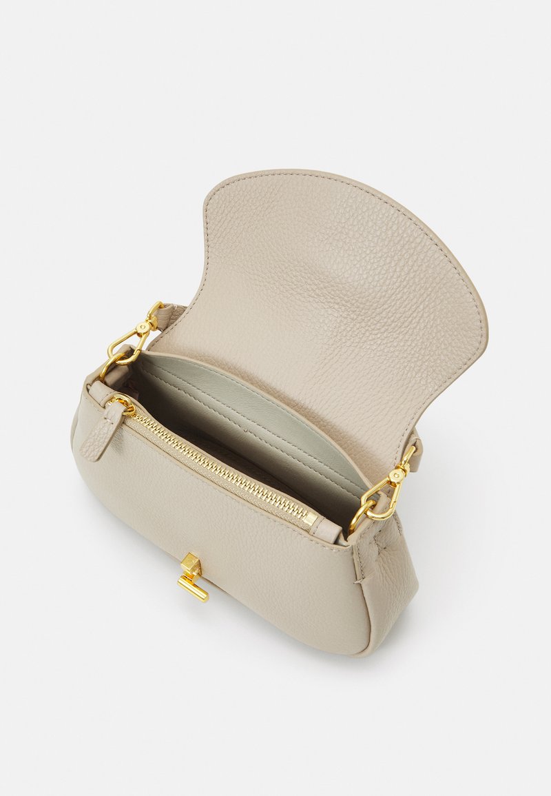Beige Lederhandtasche mit runder Form, goldfarbener Reißverschlussbeschläge und strukturiertem Äußeren. Das Innere verfügt über ein einzelnes Fach.