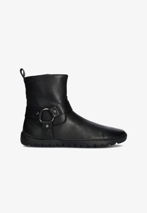 Bota negra de piel hasta media pantorrilla con puntera redondeada, suela de goma plana y tira decorativa con anilla metálica en el lado exterior.
