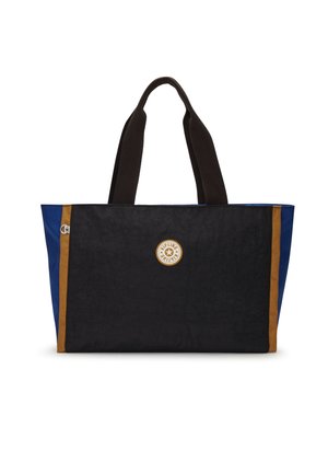Czarna i niebieska prostokątna torba typu tote z brązowymi pionowymi paskami i okrągłym logo Kipling na środku, wyposażona w dwa czarne uchwyty.