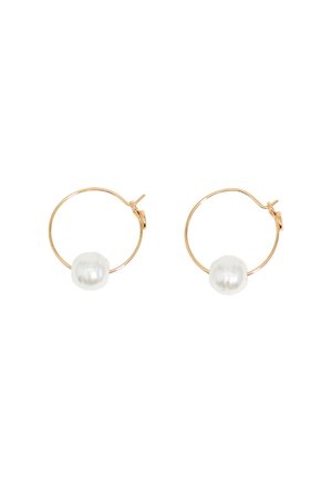 Pendientes de aro de oro con una sola perla blanca en la parte inferior, de textura suave y cierre con pestillo seguro.