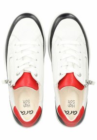 Sneakers bianchi in pelle con punta nera e dettaglio del tallone rosso. Presentano lacci e una cerniera laterale. L'interno è dotato di una soletta imbottita.