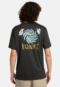 Schwarz T-Shirt aus Baumwolle mit einem bunten Spiralgraphic und Blumen auf dem Rücken, mit "ELEMENT" in Gelb geschrieben. Kurzärmlig, lässige Passform.