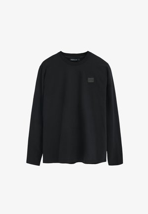 Chemise à manches longues noire en coton, avec un col rond et un écusson logo carré texturé sur la poitrine gauche. Coupe classique.