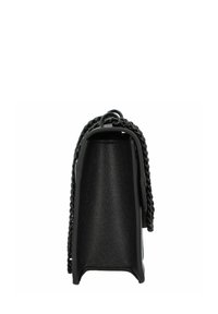 Bolso negro con forma estructurada, material texturizado y correa de cadena trenzada. Presenta una base plana y un diseño minimalista.