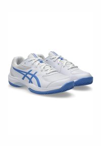 Baskets de sport blanches avec des accents bleu clair, tige en mesh et synthétique, semelle texturée, bout rond et logo bien visible sur la languette.