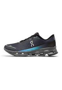 Chaussure de course en maillage noir avec une rayure dégradée turquoise, dotée d'un col rembourré, d'un système de laçage et d'un design de semelle externe distinct pour un bon amorti.