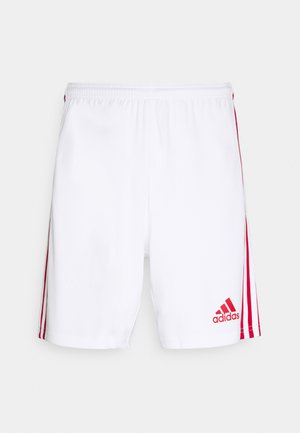 Pantaloni corti sportivi bianchi con cintura elastica e accenti a strisce rosse sui lati. Presentano il logo Adidas in rosso in basso a sinistra.