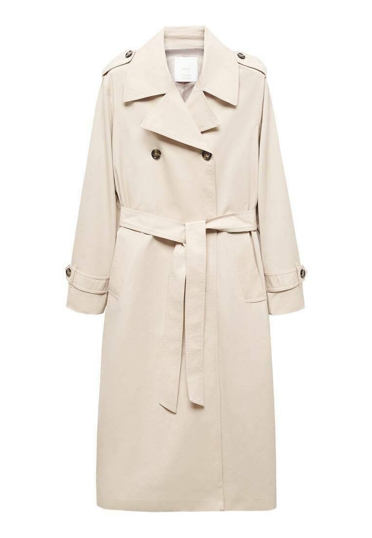 Trench coat beige con diseño de doble botonadura, cintura ceñida con cinturón y hombreras abotonadas. Confeccionado en una tela suave y ligera.