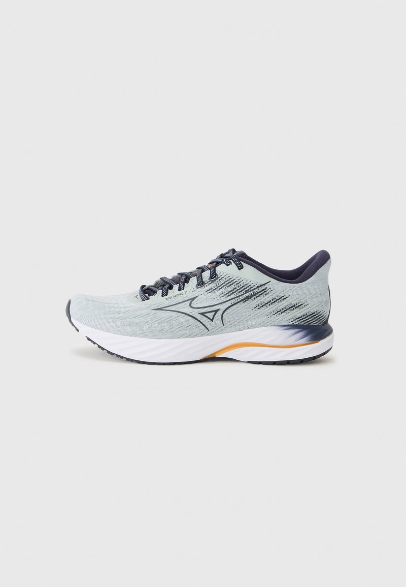 Helles blaues Sportschuh mit einem strukturierten Mesh-Obermaterial, marineblauen Schnürsenkeln und einer weißen Sohle mit einem orangefarbenen Akzent in der Nähe der Ferse.