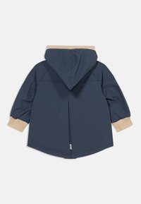 Παιδικό μπουφάν με κουκούλα σε ναυτικό μπλε, με μπεζ ριμπ μανσέτες και χείλος κουκούλας, εμφανιζόμενο από πίσω σε λευκό φόντο.