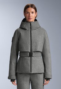 Sivá tvídová bunda s priliehavým strihom, kapucňou, predným zipsom a čiernym opaskom. Obsahuje štruktúrovanú látku a jemný herringbone vzor.