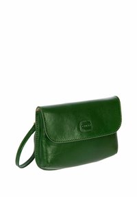 Pochette en cuir vert avec un rabat repliable et une sangle pour le poignet. Texture lisse avec des détails de couture subtils et un petit logo embossé.