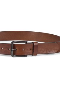 Cinturón de cuero marrón con acabado texturizado y hebilla de metal plateado. Incluye múltiples agujeros para ajuste, diseño robusto y bien elaborado.