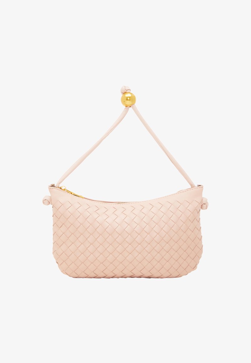 Pochette en cuir tressé de couleur rose doux, de forme arrondie, avec fermeture éclair et accent en pince dorée sur une sangle amovible.