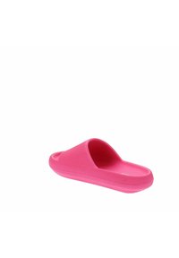 Chancla rosa hecha de goma suave con parte superior texturizada, punta abierta y diseño de plantilla contorneada para mayor comodidad.
