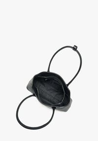 Czarna skórzana torba na ramię z dwoma paskami, otwarta, ukazująca gładkie, czarne wnętrze oraz kieszeń na zamek. Prosty, uporządkowany design bez widocznych wzorów.