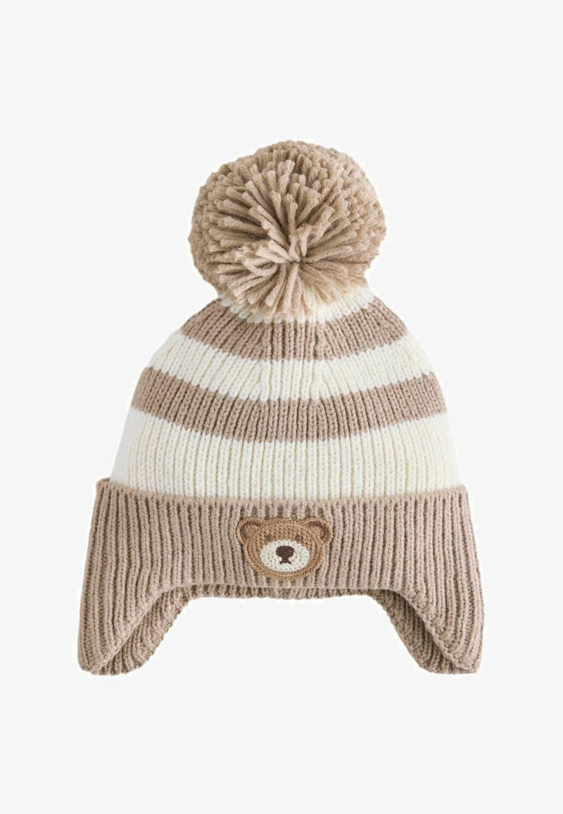 Gorro de invierno de rayas beige y blanco tejido, con orejeras, pompón en la parte superior y un pequeño rostro de osito bordado en el frente.